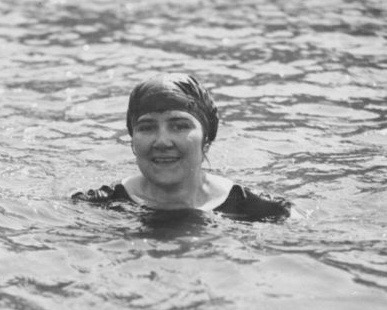 Hilda Willing in water B&W